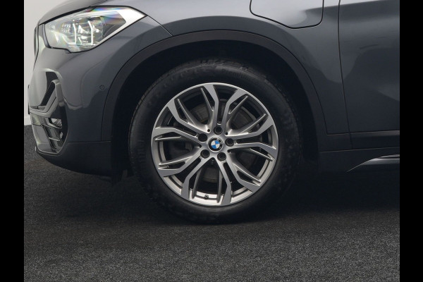 BMW X1 xDrive25e Sportline Plug In Hybrid 221pk Dealer O.H. PHEV | Panodak | Adaptive Cruise | Head Up | Camera | Lederen Sportstoelen Memory & Verwarmd | Sfeerverlichting | Stuur Verwarmd | Apple Carplay | Keyless | Navigatie | DAB |