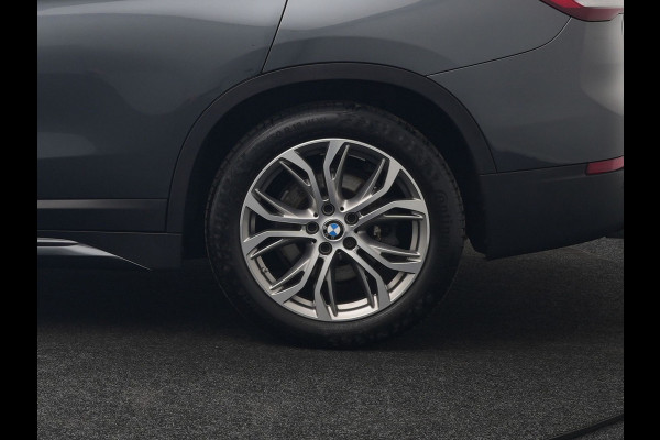BMW X1 xDrive25e Sportline Plug In Hybrid 221pk Dealer O.H. PHEV | Panodak | Adaptive Cruise | Head Up | Camera | Lederen Sportstoelen Memory & Verwarmd | Sfeerverlichting | Stuur Verwarmd | Apple Carplay | Keyless | Navigatie | DAB |
