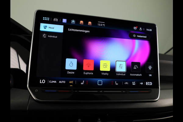 Volkswagen Golf 1.5 eHybrid Life Edition 204 pk Automaat (DSG) | Verlengde garantie | Navigatie via App | Parkeersensoren (Park assist) | Achteruitrijcamera | Stoelverwarming |