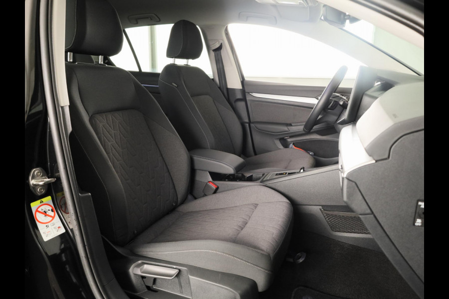 Volkswagen Golf 1.5 eHybrid Life Edition 204 pk Automaat (DSG) | Verlengde garantie | Navigatie via App | Parkeersensoren (Park assist) | Achteruitrijcamera | Stoelverwarming |