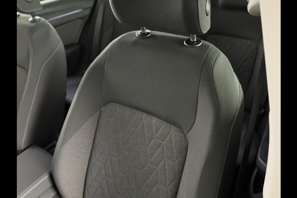 Volkswagen Golf 1.5 eHybrid Life Edition 204 pk Automaat (DSG) | Verlengde garantie | Navigatie via App | Parkeersensoren (Park assist) | Achteruitrijcamera | Stoelverwarming |