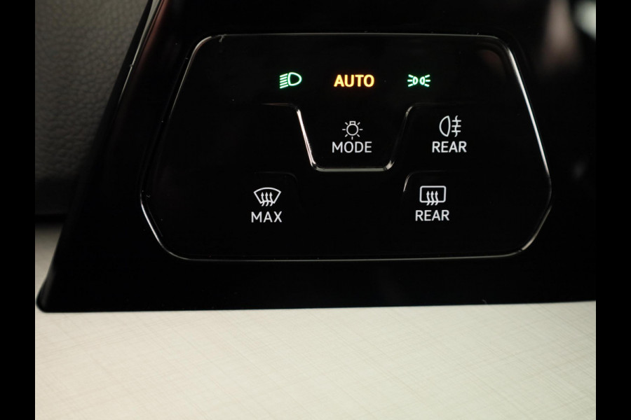 Volkswagen Golf 1.5 eHybrid Life Edition 204 pk Automaat (DSG) | Verlengde garantie | Navigatie via App | Parkeersensoren (Park assist) | Achteruitrijcamera | Stoelverwarming |
