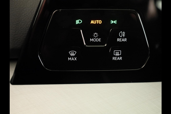 Volkswagen Golf 1.5 eHybrid Life Edition 204 pk Automaat (DSG) | Verlengde garantie | Navigatie via App | Parkeersensoren (Park assist) | Achteruitrijcamera | Stoelverwarming |