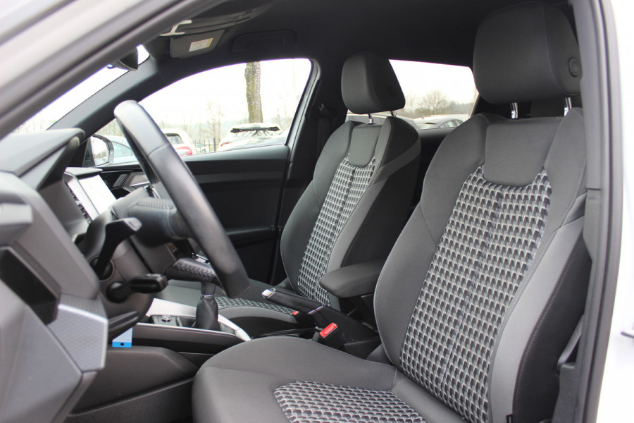 Audi A1 Sportback 25 TFSI epic / Navigatie / Parkeerhulp V+A / 18'' / Stoelverwarming / ACC / Getint glas