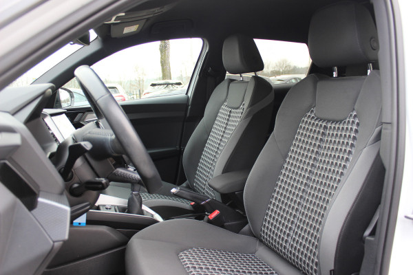 Audi A1 Sportback 25 TFSI epic / Navigatie / Parkeerhulp V+A / 18'' / Stoelverwarming / ACC / Getint glas