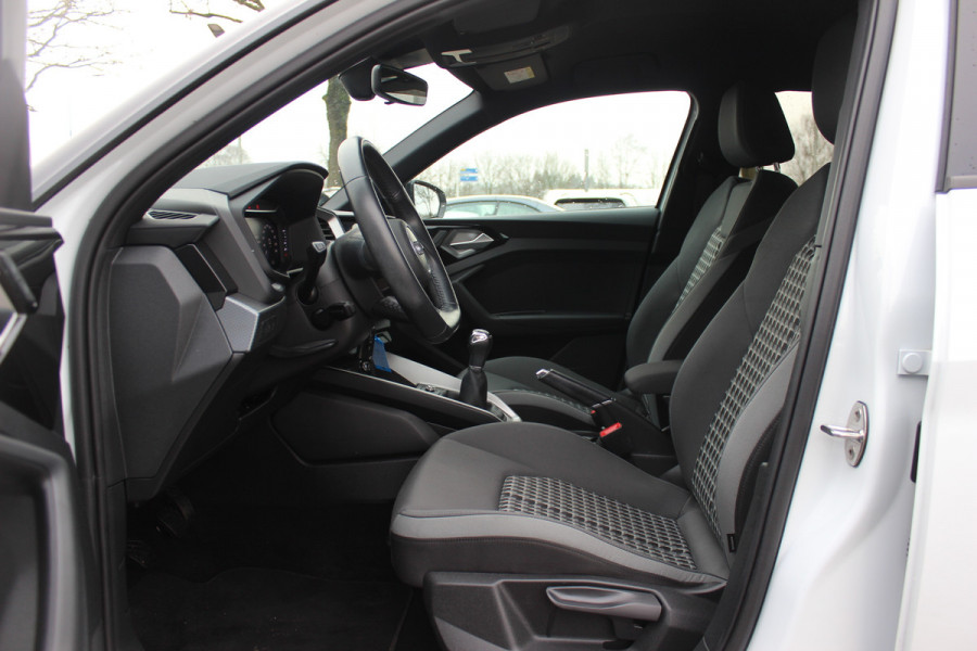 Audi A1 Sportback 25 TFSI epic / Navigatie / Parkeerhulp V+A / 18'' / Stoelverwarming / ACC / Getint glas