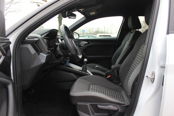 Audi A1 Sportback 25 TFSI epic / Navigatie / Parkeerhulp V+A / 18'' / Stoelverwarming / ACC / Getint glas