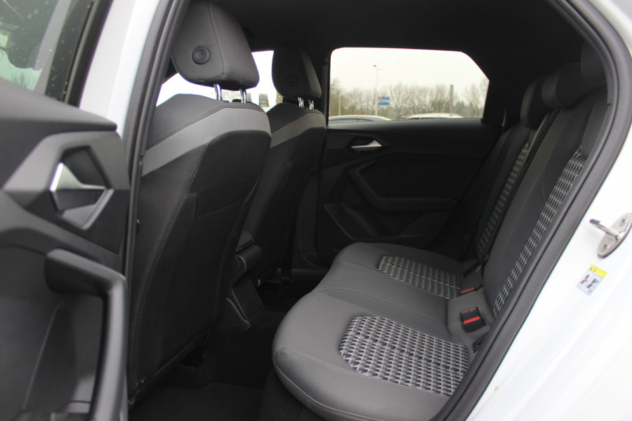 Audi A1 Sportback 25 TFSI epic / Navigatie / Parkeerhulp V+A / 18'' / Stoelverwarming / ACC / Getint glas