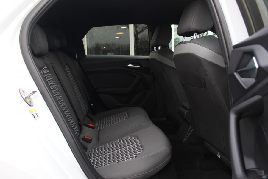 Audi A1 Sportback 25 TFSI epic / Navigatie / Parkeerhulp V+A / 18'' / Stoelverwarming / ACC / Getint glas