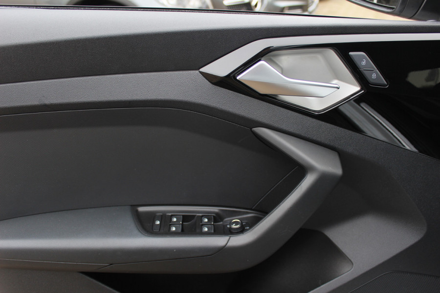 Audi A1 Sportback 25 TFSI epic / Navigatie / Parkeerhulp V+A / 18'' / Stoelverwarming / ACC / Getint glas