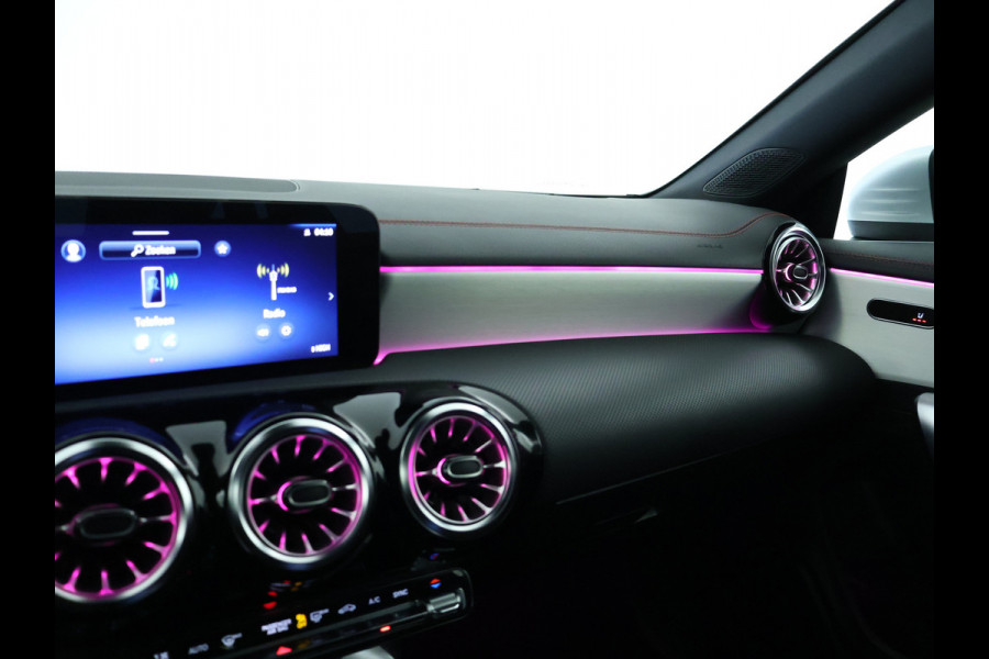 Mercedes-Benz CLA-Klasse Shooting Brake 180 AMG Sportpakket | Keyless Go | Sfeerverlichting | Car Play | Stoelverwarming | Parkeerpakket met Camera | Inclusief 24 maanden Mercedes-Benz Certified garantie voor Europa.