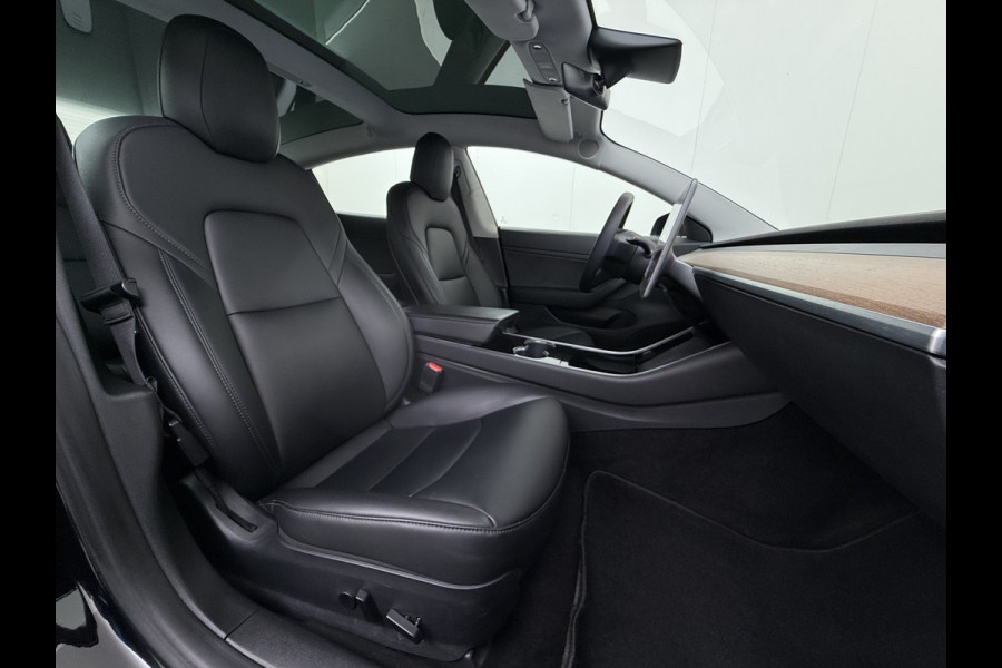 Tesla Model 3 RWD Plus SOH 92% Trekhaak Navi Ecc Leder Adap.Cruise Panoramadak Autopilot Camera Pdc Elek.Stoelen Memory DAB Led Stoelverwarming Intel Atom® Processor Isofix Dashcam Toybox 1e Eigenaar 1.000KG Trekgewicht Origineel Nederlandse Auto