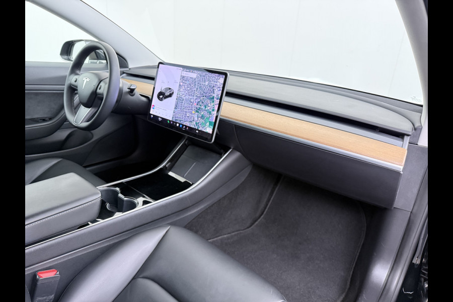 Tesla Model 3 RWD Plus SOH 92% Trekhaak Navi Ecc Leder Adap.Cruise Panoramadak Autopilot Camera Pdc Elek.Stoelen Memory DAB Led Stoelverwarming Intel Atom® Processor Isofix Dashcam Toybox 1e Eigenaar 1.000KG Trekgewicht Origineel Nederlandse Auto