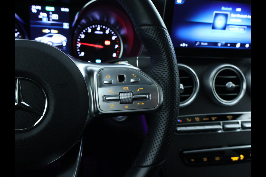 Mercedes-Benz GLC 300 e 4-MATIC AMG Nightpakket | Schuifdak | 360°-camera | Stoelverwarming voor en achter | Sfeerverlichting | Dodehoek Assistent | Inclusief 24 maanden Mercedes-Benz Certified garantie voor Europa.