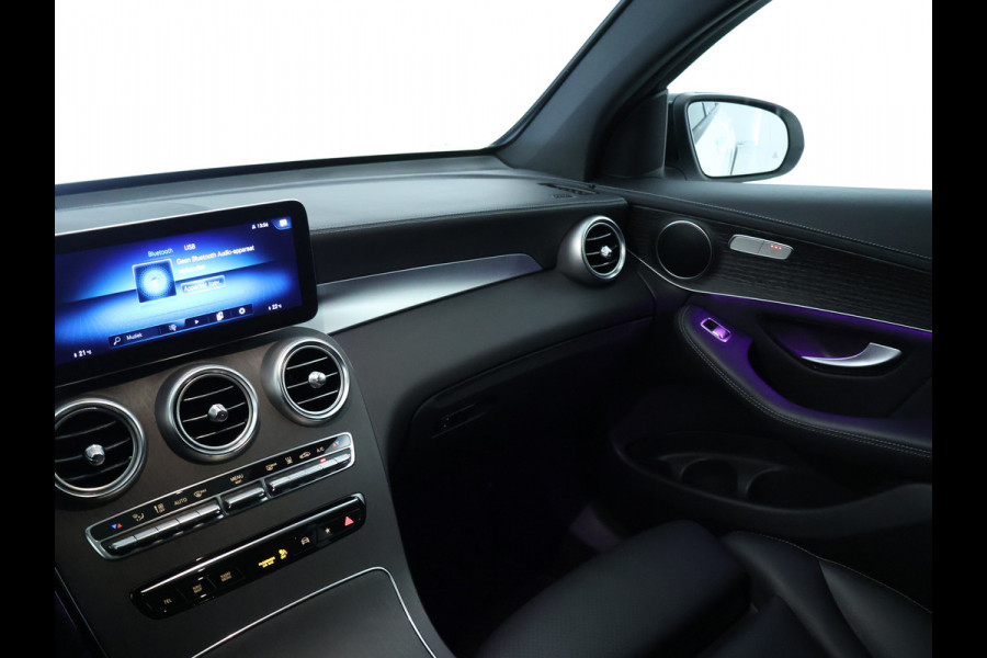 Mercedes-Benz GLC 300 e 4-MATIC AMG Nightpakket | Schuifdak | 360°-camera | Stoelverwarming voor en achter | Sfeerverlichting | Dodehoek Assistent | Inclusief 24 maanden Mercedes-Benz Certified garantie voor Europa.
