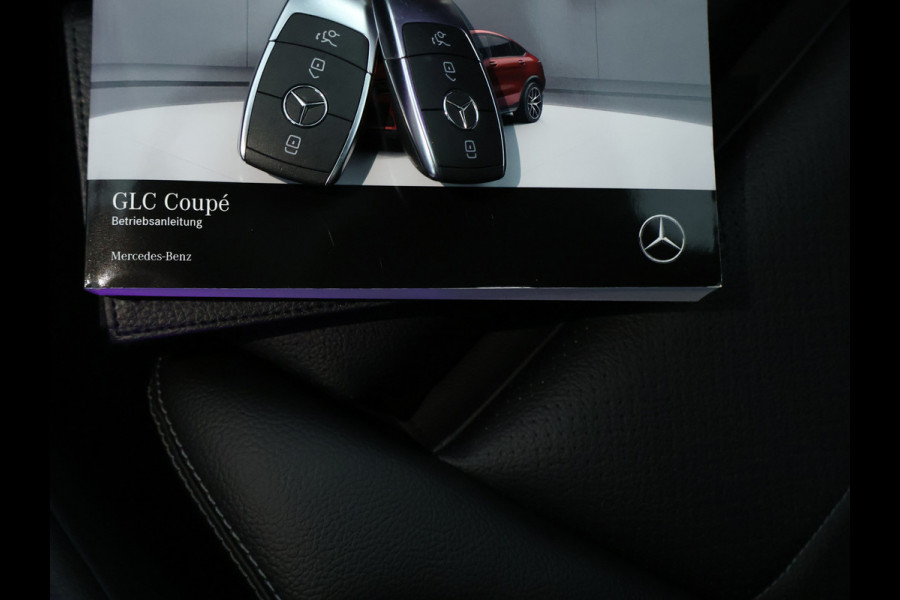 Mercedes-Benz GLC 300 e 4-MATIC AMG Nightpakket | Schuifdak | 360°-camera | Stoelverwarming voor en achter | Sfeerverlichting | Dodehoek Assistent | Inclusief 24 maanden Mercedes-Benz Certified garantie voor Europa.
