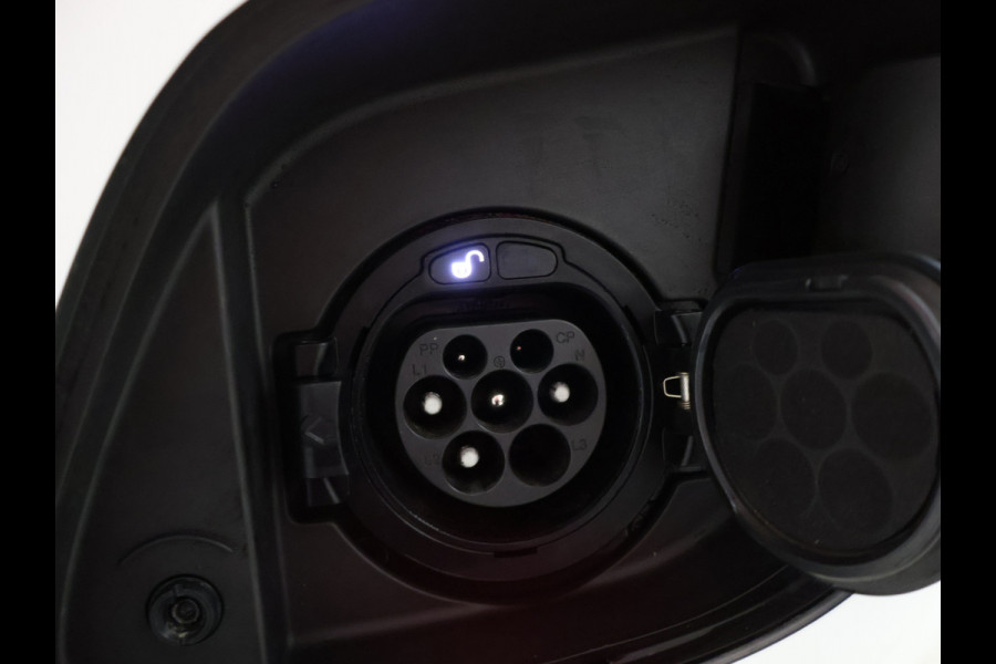 Mercedes-Benz GLC 300 e 4-MATIC AMG Nightpakket | Schuifdak | 360°-camera | Stoelverwarming voor en achter | Sfeerverlichting | Dodehoek Assistent | Inclusief 24 maanden Mercedes-Benz Certified garantie voor Europa.