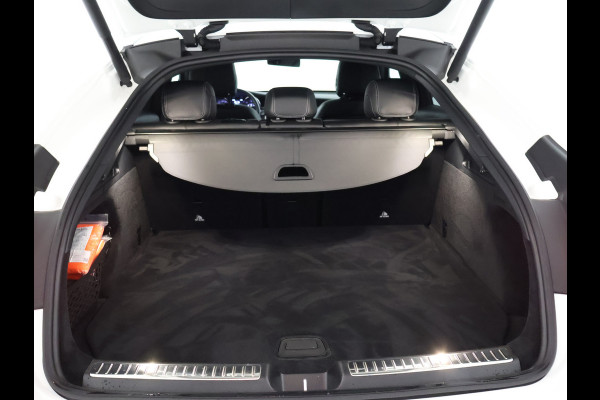 Mercedes-Benz GLC 300 e 4-MATIC AMG Nightpakket | Schuifdak | 360°-camera | Stoelverwarming voor en achter | Sfeerverlichting | Dodehoek Assistent | Inclusief 24 maanden Mercedes-Benz Certified garantie voor Europa.