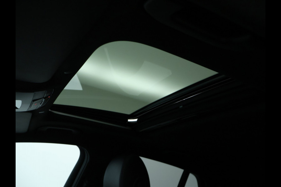 Mercedes-Benz GLC 300 e 4-MATIC AMG Nightpakket | Schuifdak | 360°-camera | Stoelverwarming voor en achter | Sfeerverlichting | Dodehoek Assistent | Inclusief 24 maanden Mercedes-Benz Certified garantie voor Europa.