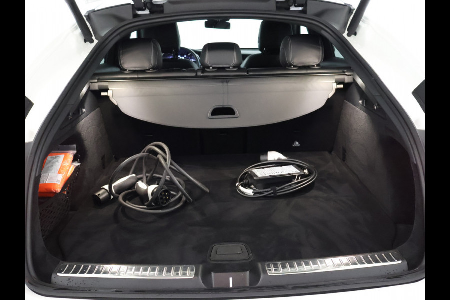 Mercedes-Benz GLC 300 e 4-MATIC AMG Nightpakket | Schuifdak | 360°-camera | Stoelverwarming voor en achter | Sfeerverlichting | Dodehoek Assistent | Inclusief 24 maanden Mercedes-Benz Certified garantie voor Europa.