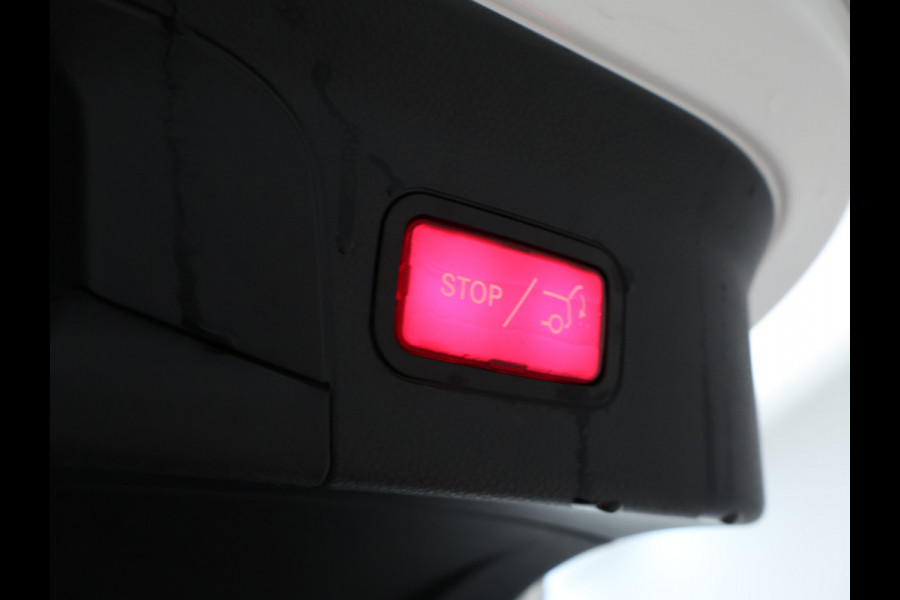 Mercedes-Benz GLC 300 e 4-MATIC AMG Nightpakket | Schuifdak | 360°-camera | Stoelverwarming voor en achter | Sfeerverlichting | Dodehoek Assistent | Inclusief 24 maanden Mercedes-Benz Certified garantie voor Europa.