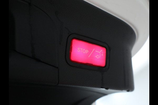 Mercedes-Benz GLC 300 e 4-MATIC AMG Nightpakket | Schuifdak | 360°-camera | Stoelverwarming voor en achter | Sfeerverlichting | Dodehoek Assistent | Inclusief 24 maanden Mercedes-Benz Certified garantie voor Europa.