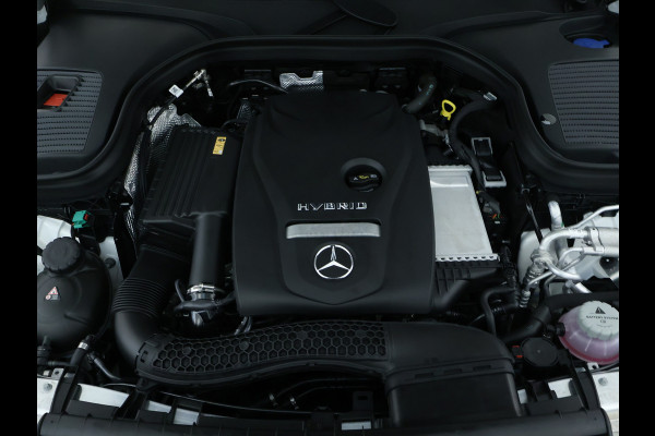 Mercedes-Benz GLC 300 e 4-MATIC AMG Nightpakket | Schuifdak | 360°-camera | Stoelverwarming voor en achter | Sfeerverlichting | Dodehoek Assistent | Inclusief 24 maanden Mercedes-Benz Certified garantie voor Europa.
