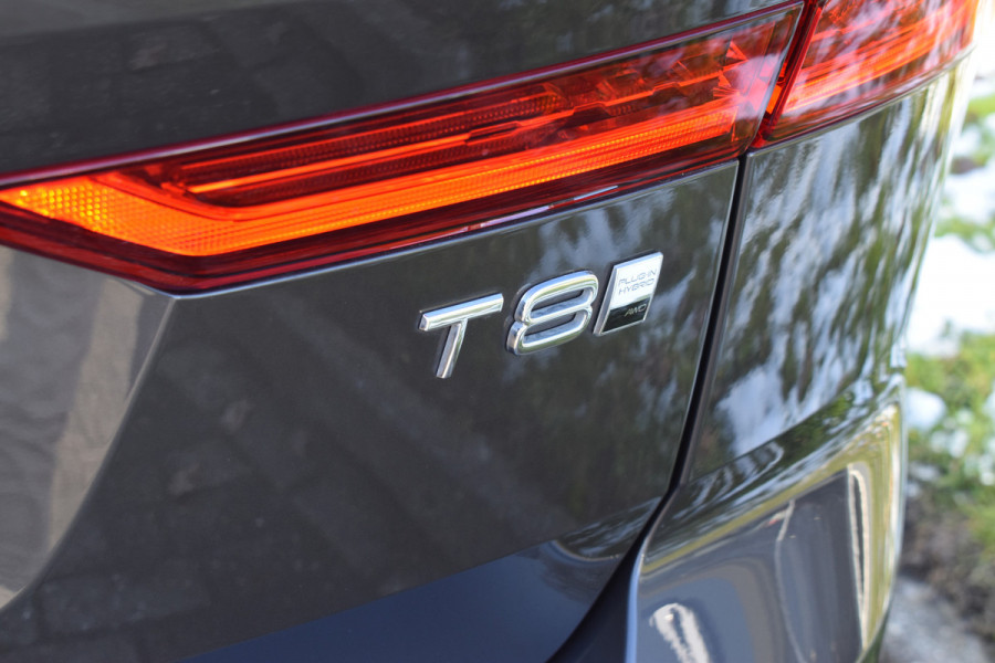 Volvo XC60 T6 350PK Plug-in hybrid AWD Plus Dark | 21" LMV | Luchtvering | H&K | Panodak | Contour stoelen | 360 Canera