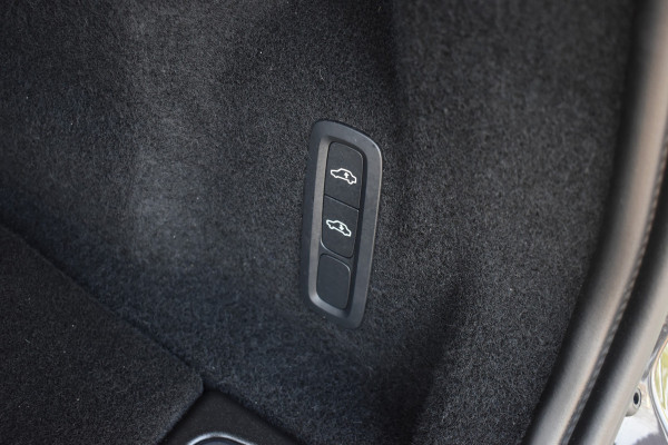 Volvo XC60 T6 350PK Plug-in hybrid AWD Plus Dark | 21" LMV | Luchtvering | H&K | Panodak | Contour stoelen | 360 Canera