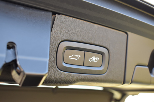 Volvo XC60 T6 350PK Plug-in hybrid AWD Plus Dark | 21" LMV | Luchtvering | H&K | Panodak | Contour stoelen | 360 Canera