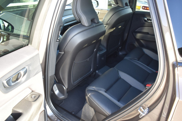 Volvo XC60 T6 350PK Plug-in hybrid AWD Plus Dark | 21" LMV | Luchtvering | H&K | Panodak | Contour stoelen | 360 Canera