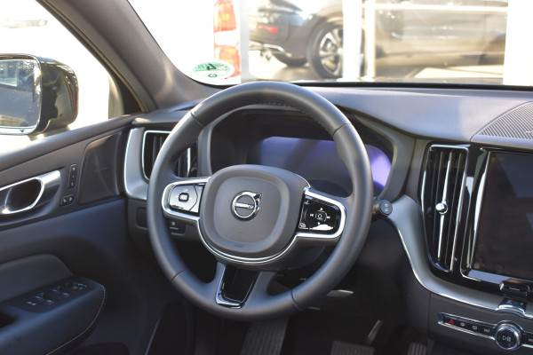 Volvo XC60 T6 350PK Plug-in hybrid AWD Plus Dark | 21" LMV | Luchtvering | H&K | Panodak | Contour stoelen | 360 Canera