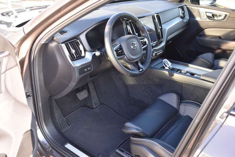 Volvo XC60 T6 350PK Plug-in hybrid AWD Plus Dark | 21" LMV | Luchtvering | H&K | Panodak | Contour stoelen | 360 Canera