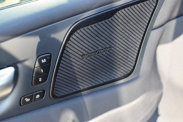 Volvo XC60 T6 350PK Plug-in hybrid AWD Plus Dark | 21" LMV | Luchtvering | H&K | Panodak | Contour stoelen | 360 Canera