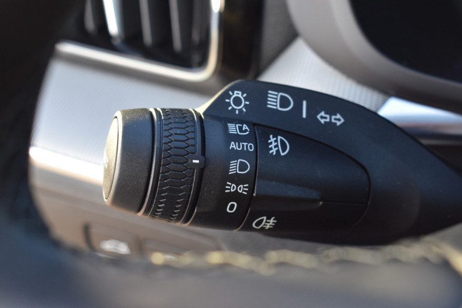 Volvo XC60 T6 350PK Plug-in hybrid AWD Plus Dark | 21" LMV | Luchtvering | H&K | Panodak | Contour stoelen | 360 Canera