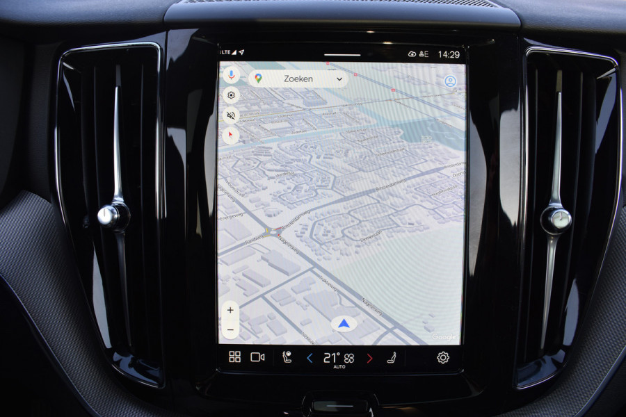 Volvo XC60 T6 350PK Plug-in hybrid AWD Plus Dark | 21" LMV | Luchtvering | H&K | Panodak | Contour stoelen | 360 Canera