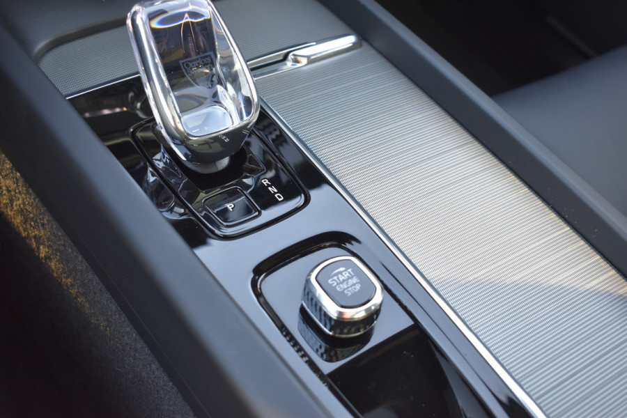 Volvo XC60 T6 350PK Plug-in hybrid AWD Plus Dark | 21" LMV | Luchtvering | H&K | Panodak | Contour stoelen | 360 Canera