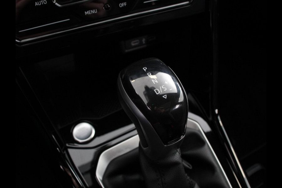 Volkswagen T-Roc 1.5 TSI R-Line+Blackpack Climate control | Adaptieve cruise control | Panoramadak | LED | Navigatie | Achteruitrijcamera | Parkeersensoren | Apple Carplay/ Android Auto | Radio