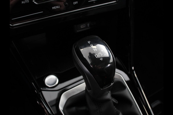 Volkswagen T-Roc 1.5 TSI R-Line+Blackpack Climate control | Adaptieve cruise control | Panoramadak | LED | Navigatie | Achteruitrijcamera | Parkeersensoren | Apple Carplay/ Android Auto | Radio