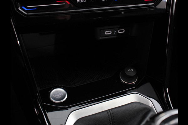Volkswagen T-Roc 1.5 TSI R-Line+Blackpack Climate control | Adaptieve cruise control | Panoramadak | LED | Navigatie | Achteruitrijcamera | Parkeersensoren | Apple Carplay/ Android Auto | Radio