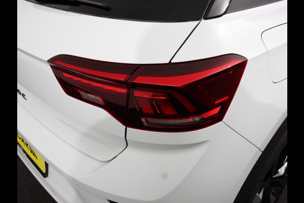 Volkswagen T-Roc 1.5 TSI R-Line+Blackpack Climate control | Adaptieve cruise control | Panoramadak | LED | Navigatie | Achteruitrijcamera | Parkeersensoren | Apple Carplay/ Android Auto | Radio