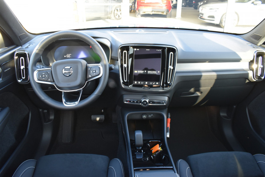 Volvo EX40 Extended Range 252PK Plus Black Ed. 82 kWh H&K | Panodak | Camera | 20"LMV | ACC | Blis