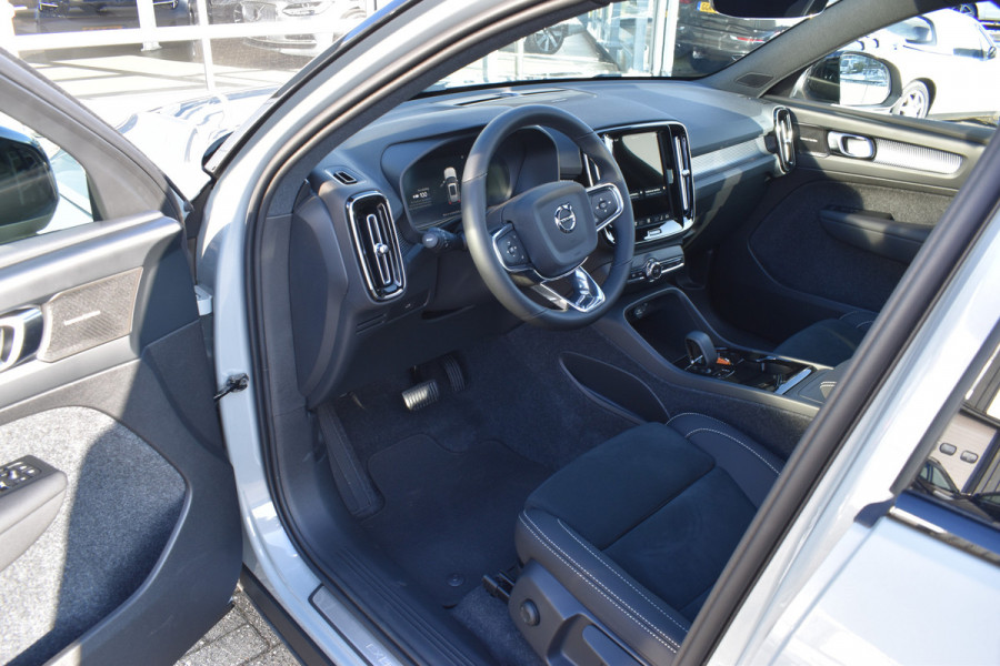 Volvo EX40 Extended Range 252PK Plus Black Ed. 82 kWh H&K | Panodak | Camera | 20"LMV | ACC | Blis