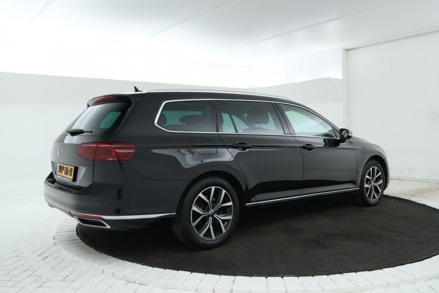 Volkswagen Passat Variant 2.0 TDI Elegance Business R Automaat, Leer, virtual, Climate,