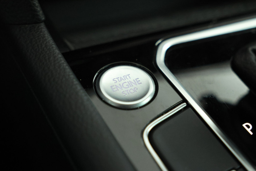 Volkswagen Passat Variant 2.0 TDI Elegance Business R Automaat, Leer, virtual, Climate,