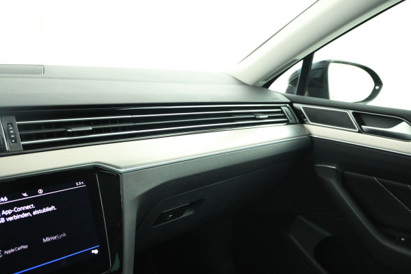 Volkswagen Passat Variant 2.0 TDI Elegance Business R Automaat, Leer, virtual, Climate,