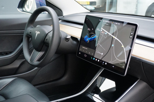 Tesla Model 3 Standard RWD Plus 60 kWh + AUTOPILOT / PREMIUM AUDIO / 19''