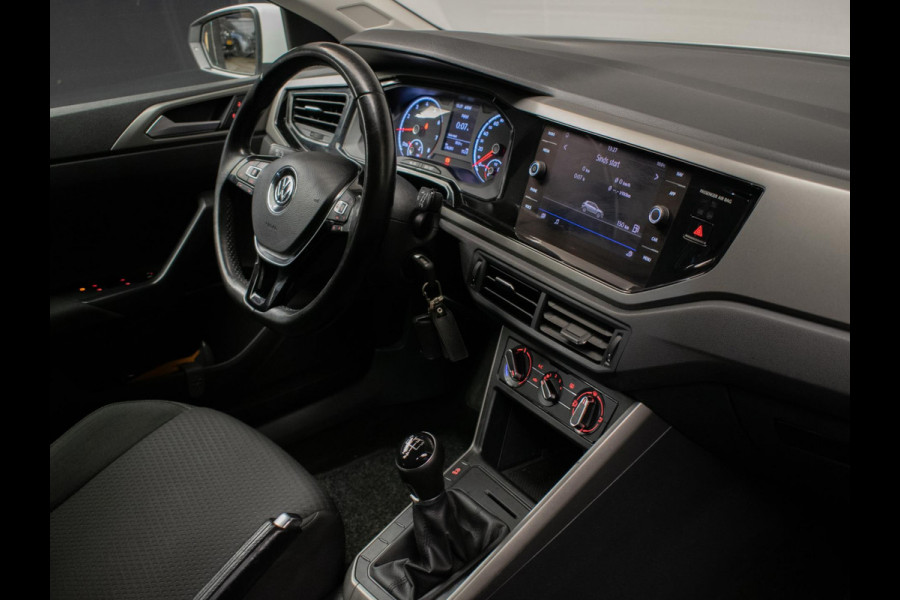 Volkswagen Polo 1.0 TSI Comfortline Sport (APPLE CARPLAY,GROOT NAVI,ADAPTIVE CRUISE,TREKHAAK,LED,SPORTSTOELEN,NETTE STAAT)