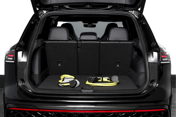 Volkswagen Tiguan 1.5 eHybrid 272 PK R-Line Edition | Black Style | Assistance Plus | Elek. Trekhaak | S/K-panodak | IQ Light | Adapt. Cruise | Stoel-+stuurverw. | NAV+App. Connect | 360 Camera | LM 20" | 4059