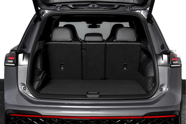 Volkswagen Tiguan 1.5 eHybrid 272 PK R-Line Edition | Black Style | Assistance Plus | Elek. Trekhaak | S/K-panodak | IQ Light | Adapt. Cruise | Stoel-+stuurverw. | NAV+App. Connect | 360 Camera | LM 20" | 3547